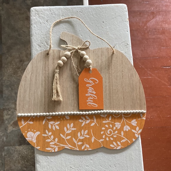 🆕Wooden Pumpkin Sign w/GRATEFUL Tag w/ Orange & White Painted Floral Design - Picture 4 of 11